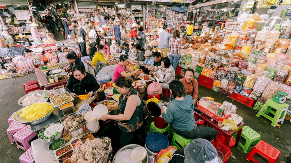 Con Market is one of the city’s most vibrant markets, where visitors can experience the festive atmosphere